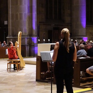 Blick in den Mariendom beim RAUMKLANG#25 mit Evelyne Leeb und Martina Rifesser