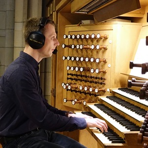 Dommusikassistent Gerhard Raab an der Rudigierorgel