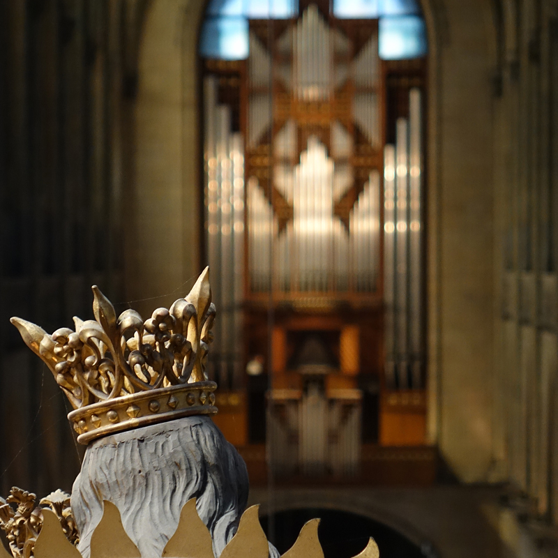 Blick auf die Rudigierorgel mit Madonna im Vordergrund