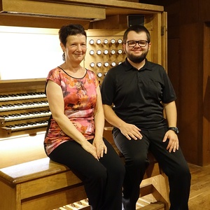 Michaela Aigner mit Registrant Florian Zethofer an der Rudigierorgel