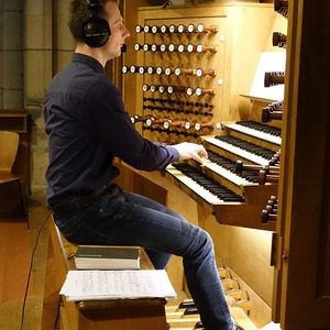 Dommusikassistent Gerhard Raab an der Rudigierorgel