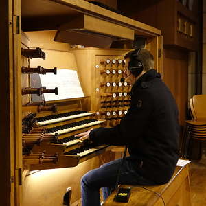 Dommusikassistent Gerhard Raab an der Rudigierorgel