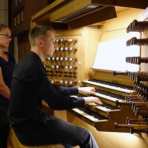 Dommusikassistent Gerhard Raab mit Registrantin Theresa Zöpfl an der Rudigierorgel