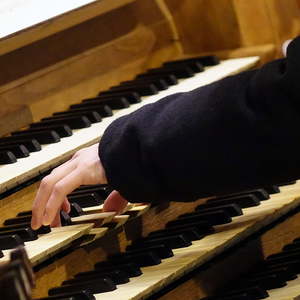 Dommusikassistent Gerhard Raab an der Rudigierorgel