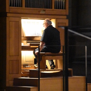 Domorganist Wolfgang Kreuzhuber an der Chororgel