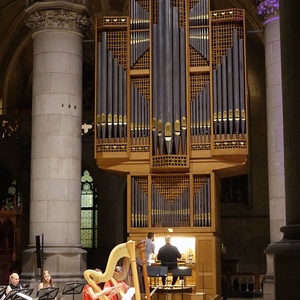 Blick in den Mariendom beim RAUMKLANG#25 mit Virtuosen Harfenisten sowie Domorganist Wolfgang Kreuzhuber und Registrant Florian Zethofer an der Chororgel