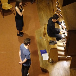 Benedikt Kraml mit seine Registrant:innen Alma Teibler und Tobias Takacs an der Rudigierorgel