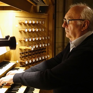 Domorganist Wolfgang Kreuzhuber an der Rudigierorgel