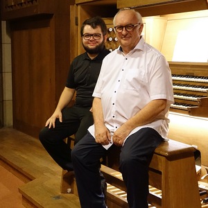 Domorganist Wolfgang Kreuzhuber mit seinem Registrant Florian Zethofer an der Rudigierorgel