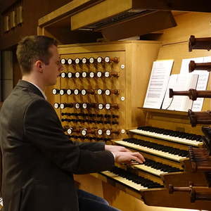 Dommusikassistent Gerhard Raab an der Rudigierorgel