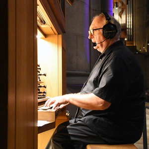 Domorganist Wolfgang Kreuzhuber an der Chororgel