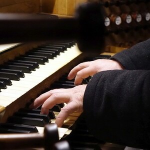 ORGEL.LITURGIE: Sonatore del Regno (Puccini) / © Dommusikverein Linz/Stefanie Petelin Domorganist Wolfgang Kreuzhuber an der Rudigierorgel