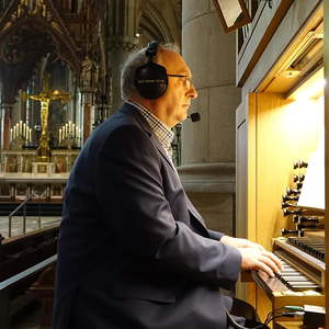 Domorganist Wolfgang Kreuzhuber an der Chororgel