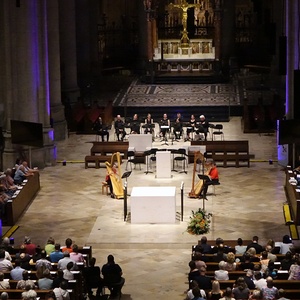 Blick in den Mariendom beim RAUMKLANG#25 mit Virtuosen Harfenisten