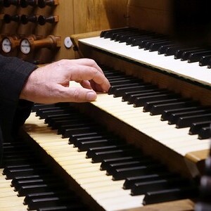 ORGEL.LITURGIE: Sonatore del Regno (Puccini) / © Dommusikverein Linz/Stefanie Petelin Domorganist Wolfgang Kreuzhuber an der Rudigierorgel