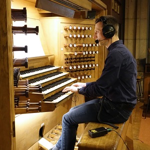 Dommusikassistent Gerhard Raab an der Rudigierorgel