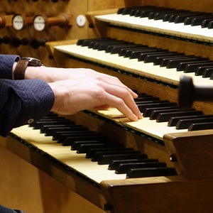 Dommusikassistent Gerhard Raab an der Rudigierorgel