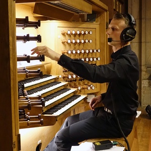 Dommusikassistent Gerhard Raab an der Rudigierorgel