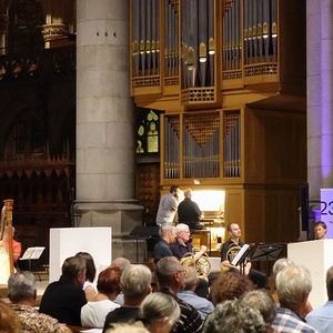 Blick in den Mariendom beim RAUMKLANG#25 mit Domorganist Wolfgang Kreuzhuber und Registrant Florian Zethofer an der Chororgel