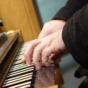 Domorganist Wolfgang Kreuzhuber an der Chororgel