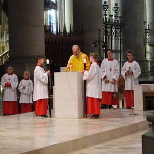 Bischofsvikar Wilhelm Vieböck mit Ministrantinnen und Ministranten