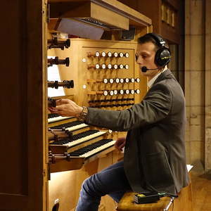 Dommusikassistent Gerhard Raab an der Rudigierorgel