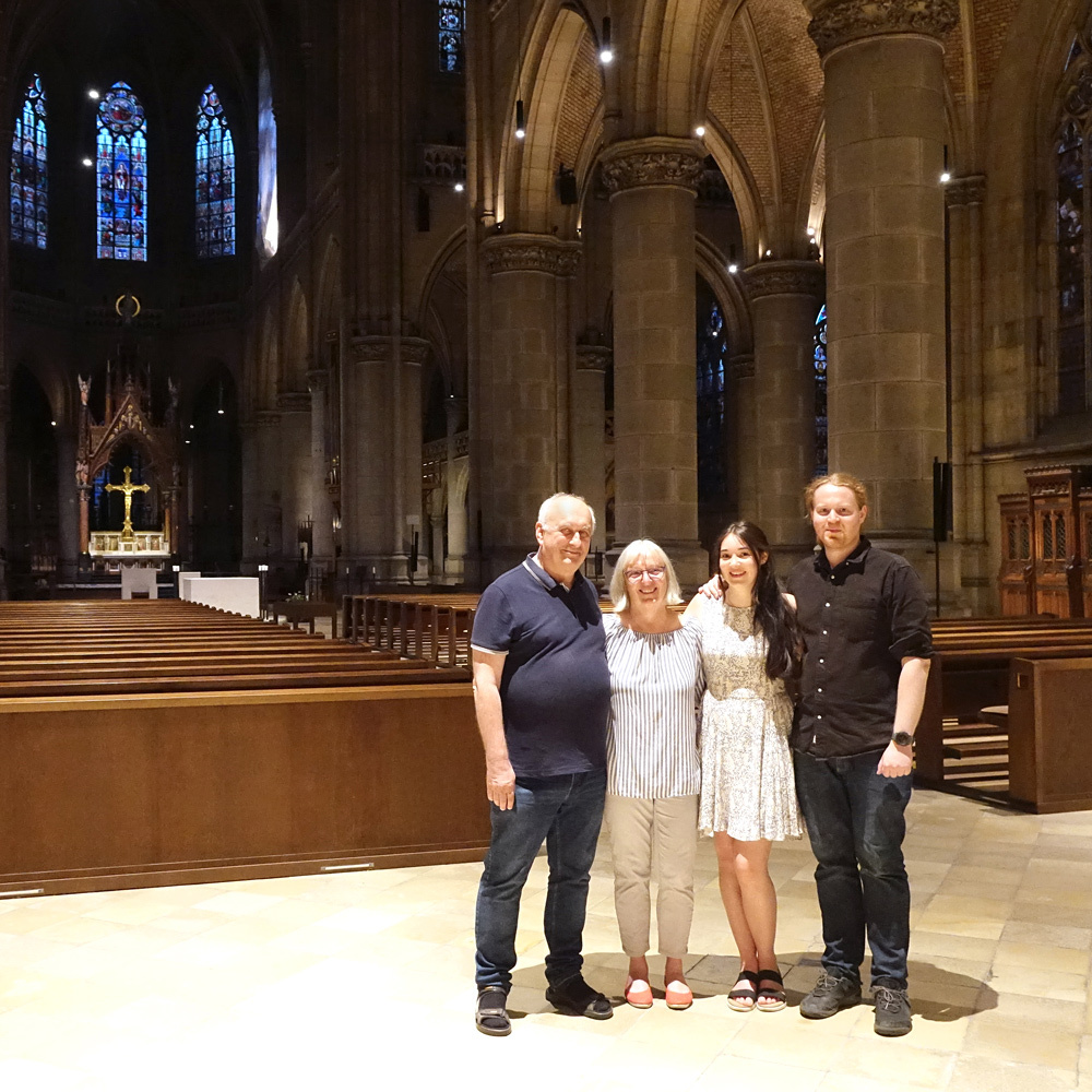 Domorganist Wolfgang Kreuzhuber mit Regina, Karin und Sebastian Fürlinger