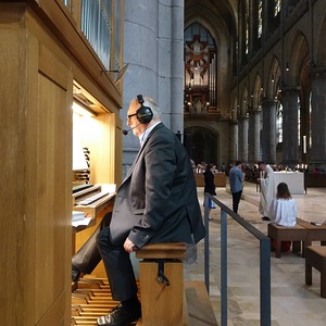 Domorganist Wolfgang Kreuzhuber an der Chororgel