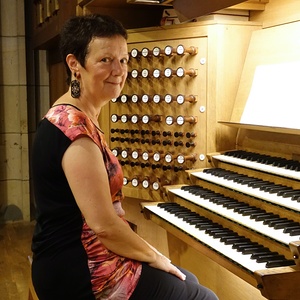 Michaela Aigner an der Rudigierorgel