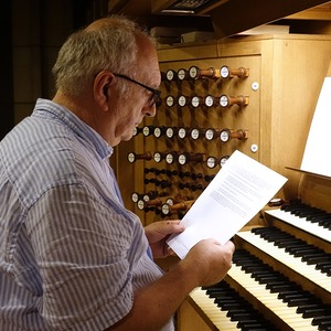 Domorganist Wolfgang Kreuzhuber an der Rudigierorgel