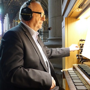 Domorganist Wolfgang Kreuzhuber an der Chororgel