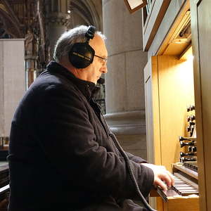 Domorganist Wolfgang Kreuzhuber an der Chororgel