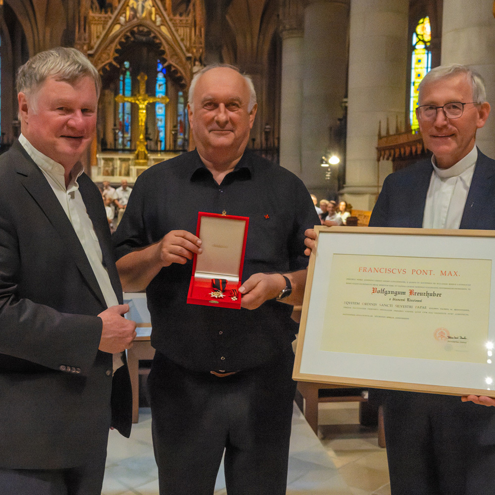Orgel-DANK-Klang am 2. Juli 2025 zum Abschied von Domorganist Wolfgang Kreuzhuber / © Foto Haijes/Jack Haijes Silvesterorden für Domorganist Wolfgang Kreuzhuber durch Bischof Manfred Scheuer und Bischofsvikar Johann Hintermaier