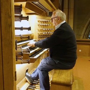 Domorganist Wolfgang Kreuzhuber an der Rudigierorgel