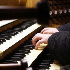 ORGEL.LITURGIE: Sonatore del Regno (Puccini) / © Dommusikverein Linz/Stefanie Petelin Domorganist Wolfgang Kreuzhuber an der Rudigierorgel