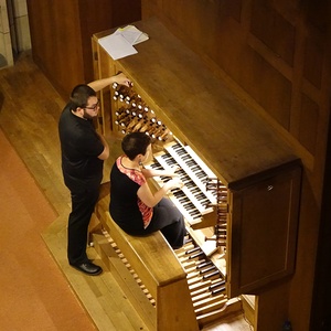 Michaela Aigner mit Registrant Florian Zethofer an der Rudigierorgel