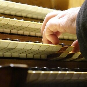 ORGEL.LITURGIE: Sonatore del Regno (Puccini) / © Dommusikverein Linz/Stefanie Petelin Domorganist Wolfgang Kreuzhuber an der Rudigierorgel