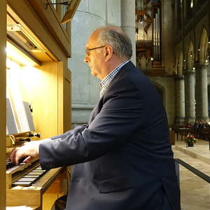 Domorganist Wolfgang Kreuzhuber an der Chororgel