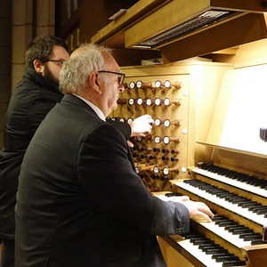 Domorganist Wolfgang Kreuzhuber mit Registrant Florian Zethofer an der Rudigierorgel