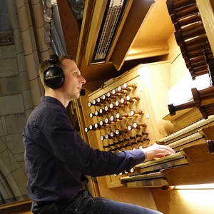 Dommusikassistent Gerhard Raab an der Rudigierorgel